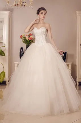 ---Bologna Made-to-measure  princess-style online bustier wedding dress in tulle with sweetheart neckline, wide and sumptuous sk